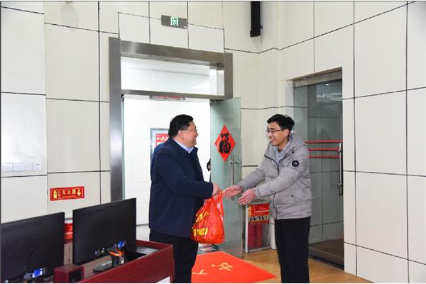 徐兴奎大年初一深入一线慰问坚守岗位职工